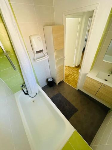 une petite salle de bain avec un lavabo et un miroir dans l'établissement Chez Léo III, à Bollène