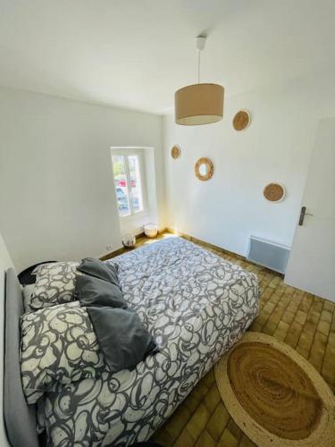 a bedroom with a bed in the corner of a room at Chez Léo III in Bollène
