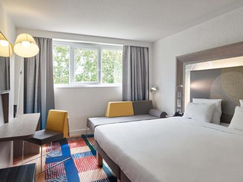 Postel nebo postele na pokoji v ubytování B&B HOTEL Cergy Port 4 étoiles