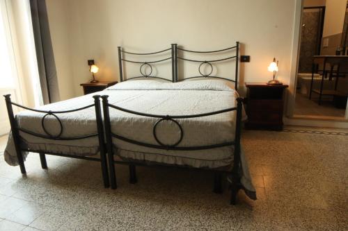 a bed in a room with two lamps on tables at Di Vin Roero in Vezza d'Alba