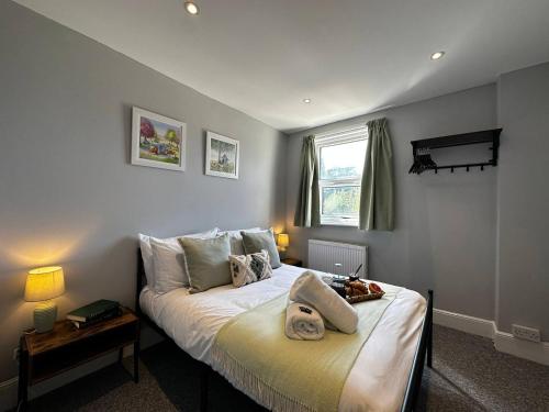 um quarto com uma cama e uma janela em GREAT LOCATION! 4 bed house with garden & parking - Parkstone House em Parkstone