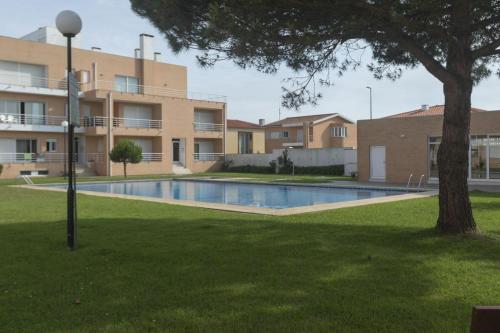 uma piscina em frente a um edifício em Litoral beach Apartment -- Esposende em Esposende