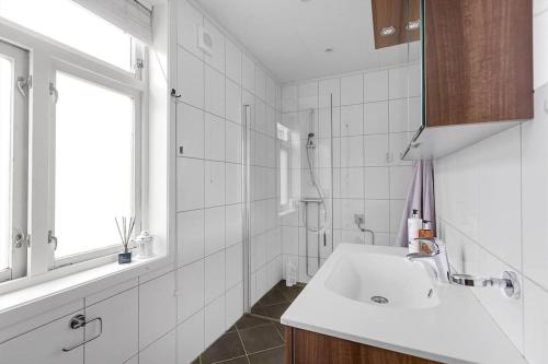 Ένα μπάνιο στο Quiet apartment just 3 minutes from city central!