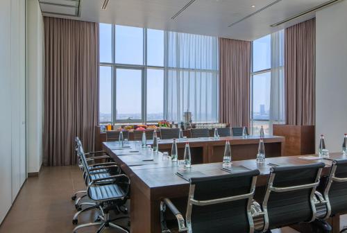 El área de trabajo o centro de convenciones de Prima Link Hotel