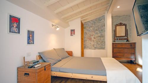 - une chambre avec un lit et une commode dans l'établissement Appartamento nel verde a Firenze, à Settignano