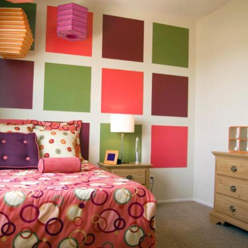 1 dormitorio con 1 cama y una pared colorida en Doña Maria, apartamento completo en Leganés