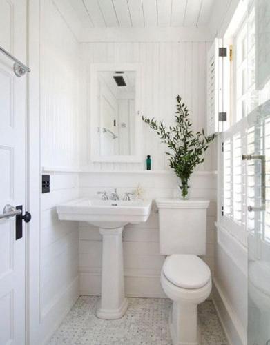 a white bathroom with a toilet and a sink at Doña Maria, apartamento completo in Leganés