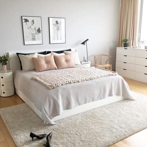 Dormitorio blanco con cama grande y zapato negro en el suelo en Doña Maria, apartamento completo en Leganés