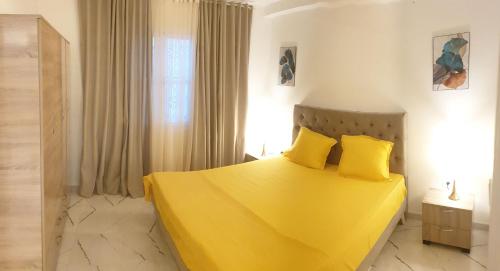 Una cama o camas en una habitación de Cosy House La Marsa