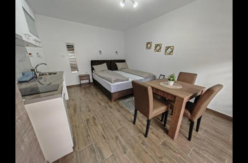 een keuken en eetkamer met een tafel en een bank bij Imperial in Veliko Gradište