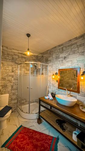 a bathroom with a shower and a sink and a tub at ADRASAN TATİL EVLERİ 2 in Kumluca