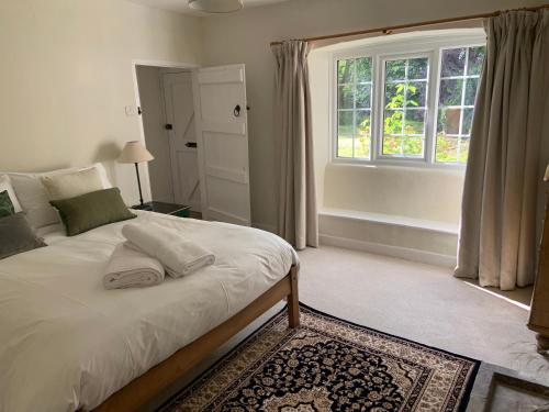 A bed or beds in a room at Hornbeam Cottage