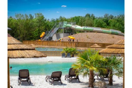 una piscina con sillas y un tobogán de agua en Camping Aubigny-Les Clouzeaux, en Aubigny