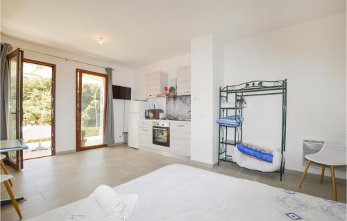 sala de estar con cocina con paredes blancas en Beautiful Apartment In Piana With House A Mountain View, en Piana
