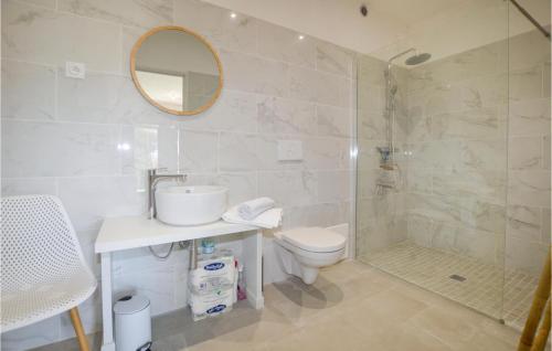 uma casa de banho com um WC, um lavatório e um chuveiro em Awesome Apartment In Piana With Wifi em Piana