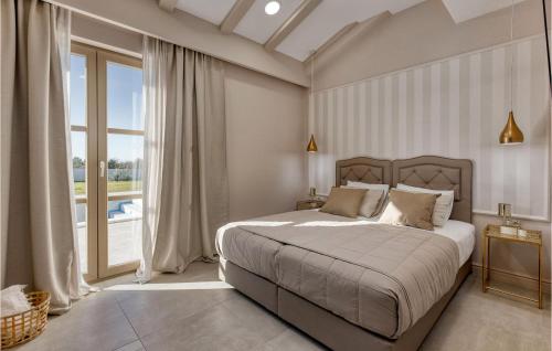 - une chambre avec un lit et une grande fenêtre dans l'établissement Villa Nola, à Visočane