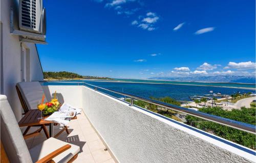 ein Balkon mit Blick auf das Meer in der Unterkunft Villa A&M 2 in Nin