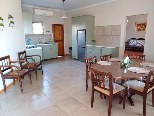 a kitchen and dining room with a table and chairs at Augrabies De Oude Stoor Guesthouse in Augrabies