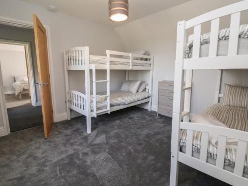 מיטה או מיטות קומותיים בחדר ב-Ffriddoedd