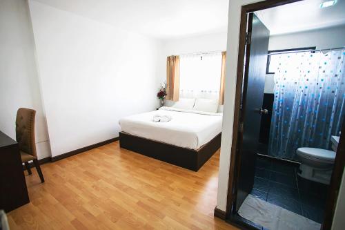 سرير أو أسرّة في غرفة في Basic Line Hotel @ Loikroh