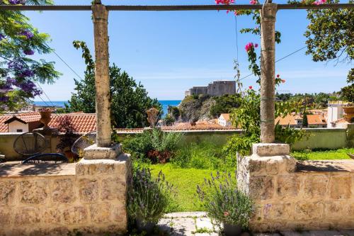 Blick aus dem Garten einer Villa in der Unterkunft Villa Ani apartment Ariel in Dubrovnik