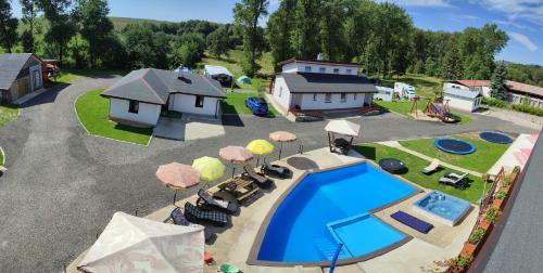 een luchtzicht op een huis en een zwembad bij Family Bungalows & Camp in Vrchlabí