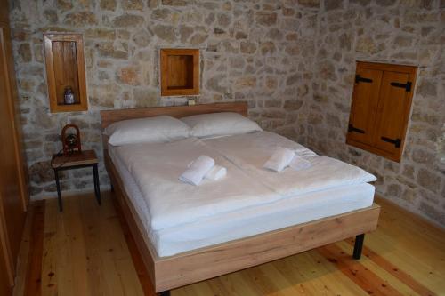 Stolac的住宿－Kamena Oaza，一间卧室配有一张带两个枕头的床