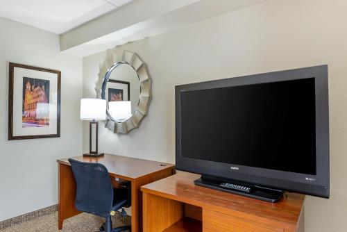 TV/Unterhaltungsangebot in der Unterkunft Comfort Suites At Virginia Center Commons