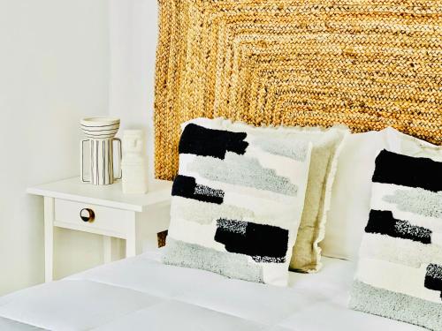 - un lit avec des oreillers en noir et blanc dans l'établissement Canaryislandshost l The Surfers, à Famara