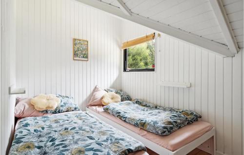 due orsacchiotti seduti su un letto in una stanza di Cozy Home In Nykbing Sj With Kitchen a Nykøbing Sjælland