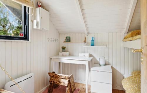 une petite maison avec des murs blancs et des étagères blanches dans l'établissement Cozy Home In Nykbing Sj With Kitchen, à Nykøbing Sjælland