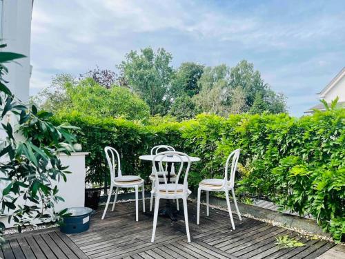 a table and four chairs on a patio at Heerlijk appartement Centrum Breda en restaurant! in Breda