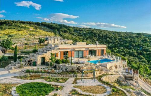 Villa Dol Hills Estate