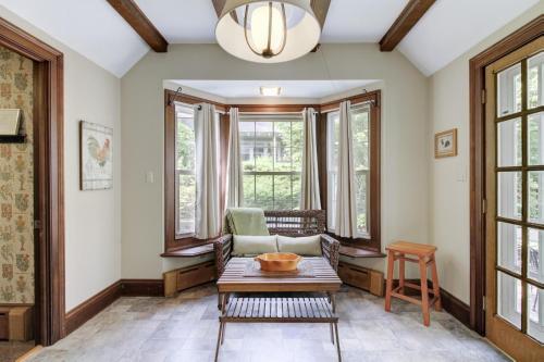 ホットスプリングスにあるBunny Hill Cottageのリビングルーム(テーブル、椅子、窓付)