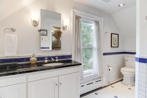 uma casa de banho com um lavatório e um WC em Bunny Hill Cottage em Hot Springs