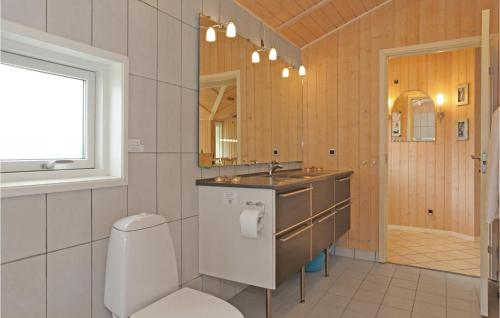 y baño con aseo, lavabo y espejo. en Beautiful Home In Rrvig With Wifi, en Rørvig