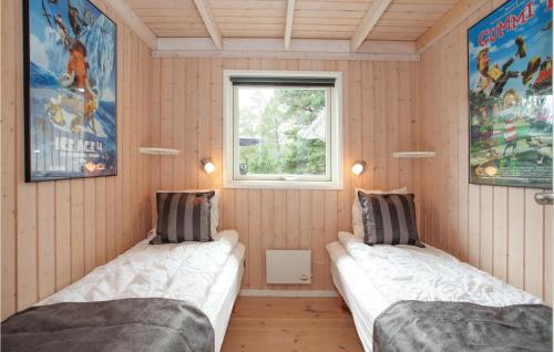 2 camas en una habitación con ventana en Beautiful Home In Rrvig With Wifi, en Rørvig