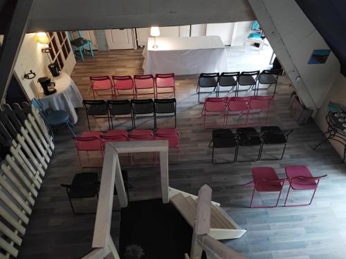 an overhead view of a room with red chairs and a table at Hôtellerie Jardiniers Gourmands in Morsains
