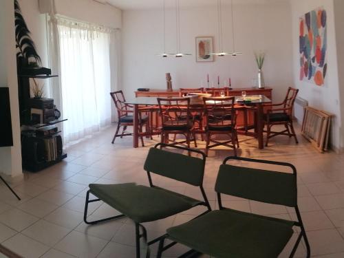 une salle à manger avec une table et des chaises dans l'établissement 95M2 Résidence Nouveau Golf, à Saint-Raphaël