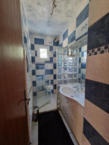 Bilik mandi di VILLA FAMILIALE 5 chambres dans un écrin de verdure à 15 MNS DES PLAGES