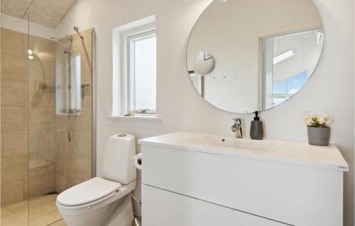Baño blanco con aseo y espejo en Nice Home In Frrup With Kitchen, en Tårup