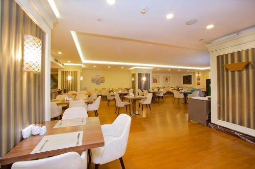 Ramada by Wyndham Istanbul Merterにあるレストランまたは飲食店