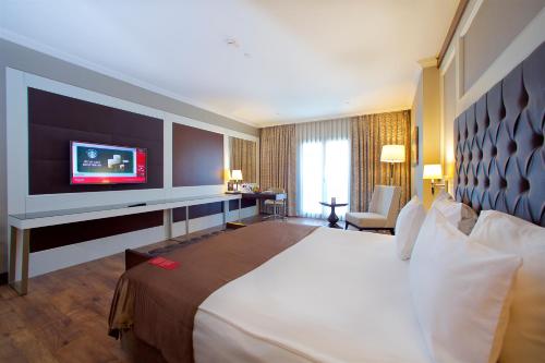 Ramada by Wyndham Istanbul Merterにあるベッド