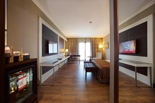 Ramada by Wyndham Istanbul Merterにあるテレビまたはエンターテインメントセンター