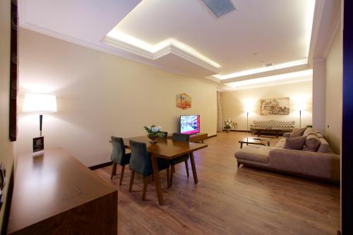 Ramada by Wyndham Istanbul Merterにあるテレビまたはエンターテインメントセンター