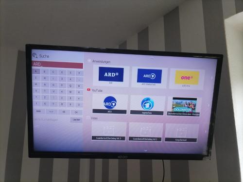 Μια τηλεόραση ή/και κέντρο ψυχαγωγίας στο Gästezimmer Mitten in Angeln