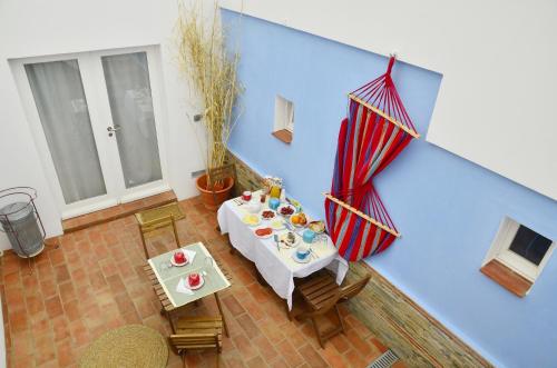 una habitación azul con una mesa con comida. en Casa do Funil, en Mértola
