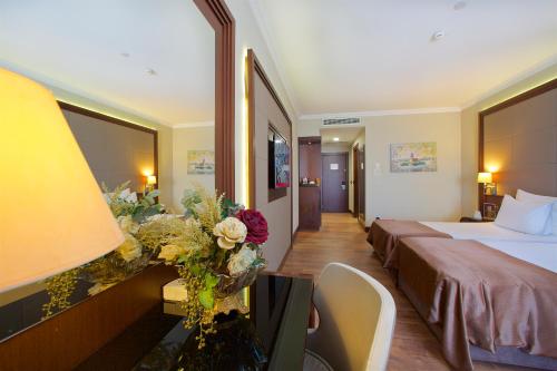 Ramada by Wyndham Istanbul Merterにあるベッド