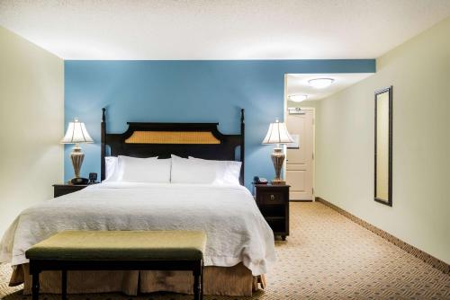 a bedroom with a large bed with a blue wall at Hampton Inn Murrells Inlet/Myrtle Beach Area in Myrtle Beach