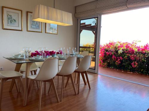Taman di luar Casa ideal para famílias com vista mar desafogada